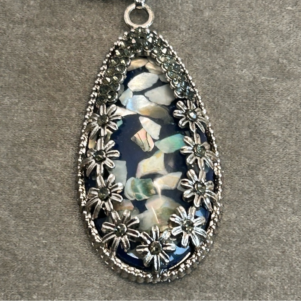Women’s silver tone wooden beaded floral mother of pearl oval pendant necklace